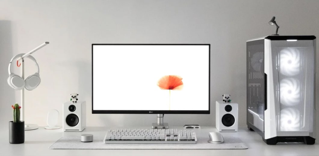 minimalist desk setup pic opt